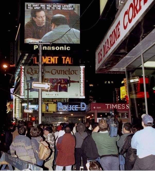 Times Meydanında Seinfeld'in finalini izleyen New York halkı.