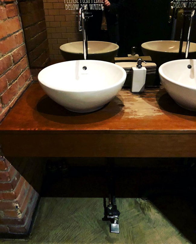Musluk için pedalı bulunan restoran lavabosu
