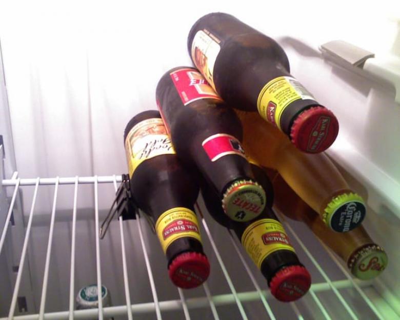 1. Buzdolabınıza yerleştireceğiniz bu ufak aparatlar şişelerin birarada durmasını sağlayabilir