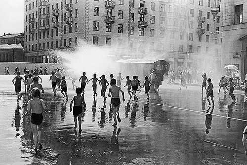 16. Şehrin meydanlarında çocuklar ıslanmazsa olmazdı.