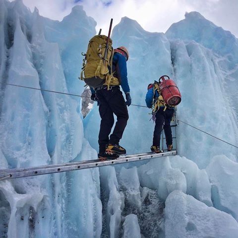 Her an bir çöküş tehlikesi ile karşı karşıya gelen dağcılar Everest'in buzullarını fethediyorlar