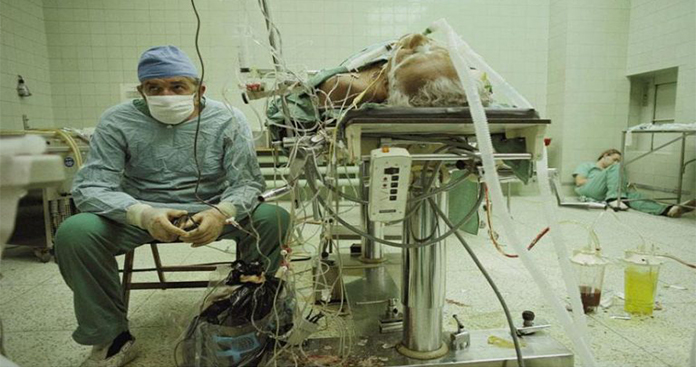 1987 yılında 23 saat süren başarılı bir kalp nakli ameliyatı sonrası cerrah ve köşede uyuyan yardımcısı