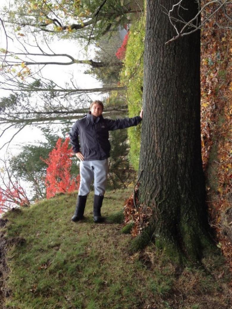 8. Sandy kasırgasında devrilen ağaç ile poz veren zeki adam