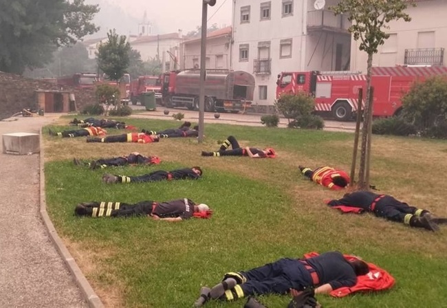 1. Portekizli itfaiye çalışanları 24 saat hiç durmadan söndürmeye çalıştıkları yangından ilk 20 dakikalık molalarını veriyorlar.