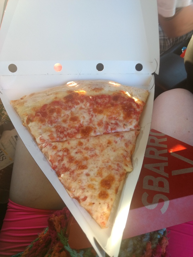 Erkek arkadaşla paylaşılmak üzere 'eşit bir şekilde' kesilen pizza candır.