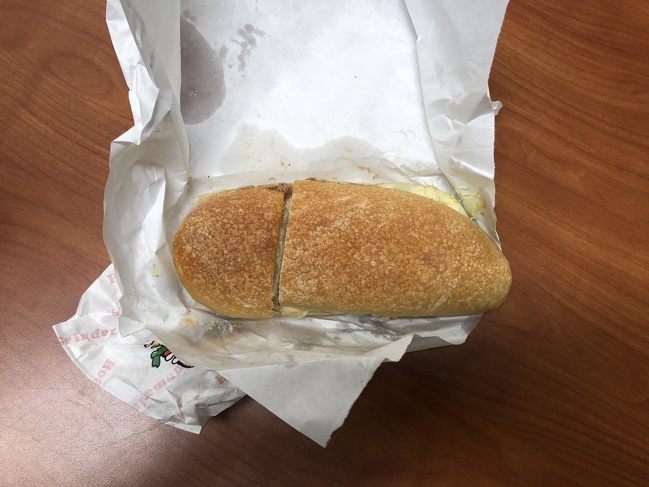 Arkadaşınızdan asla sandviçi ikiye bölmesini istemeyin. İşin içine açlık girince böyle oluyor.