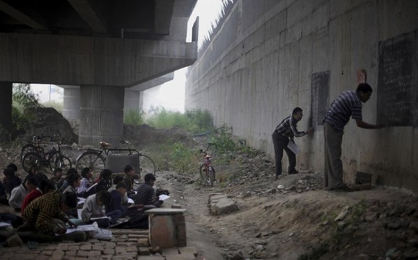 İki gönüllü öğretmen, Hindistan Yeni Delhi’deki fakir çocuklara ders veriyor