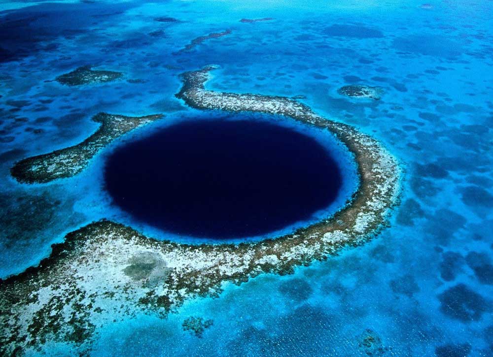 Belize – Büyük Mavi Çukur: UNESCO Dünya Mirasları Listesi’nde yer alan en büyük sualtı obruğudur ve 300 metre çapındadır. Derinliği ise 124 metred