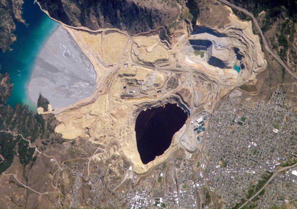 Montana – Berkeley Pit: 520 metre derinliğinde, eski bir bakır madenidir. Su, arsenik ve sülfürik asit içermektedir.