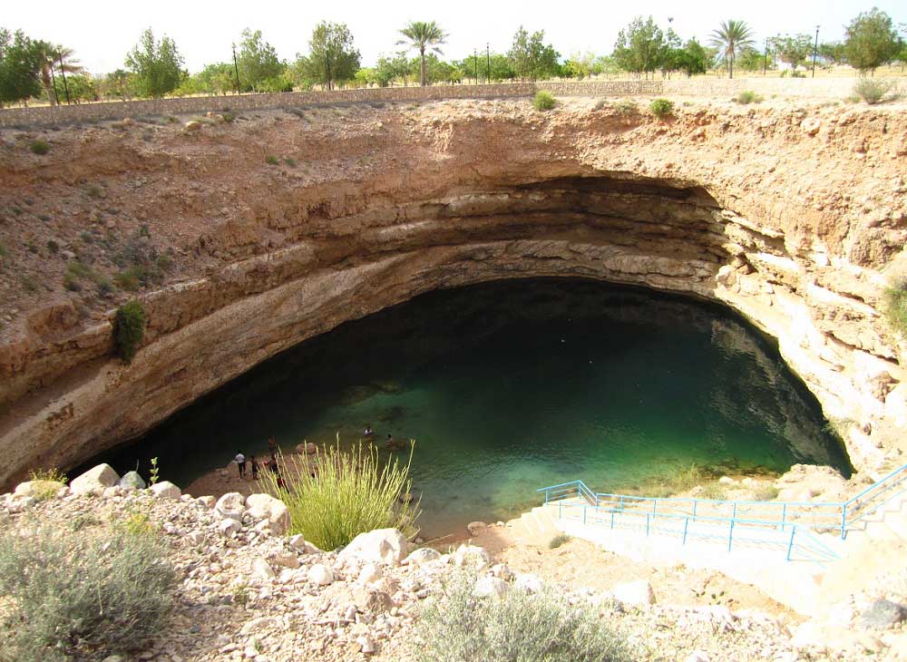 Umman – Bahmah Obruğu: Erozyon sonucu oluşmuştur. 40 metre genişliğinde ve 30 metre derinliğindedir.