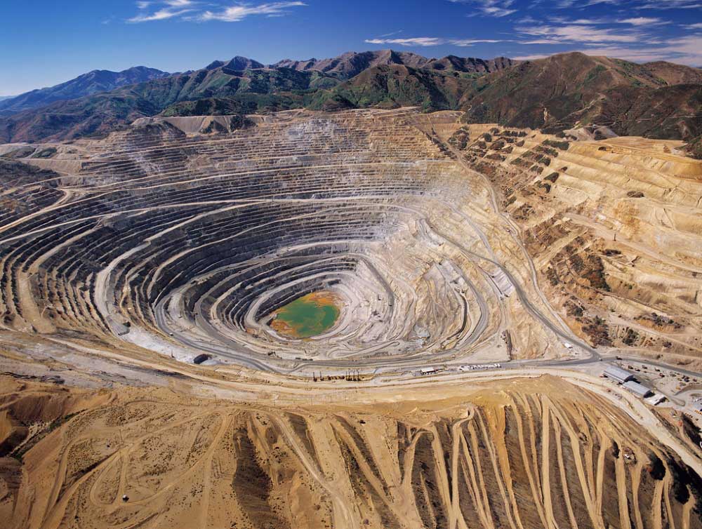 Utah – Bingham Kanyonu Madeni: Dünyanın en büyük bakır madenidir ve 4 kilometre genişliğinde bir çukurdur.