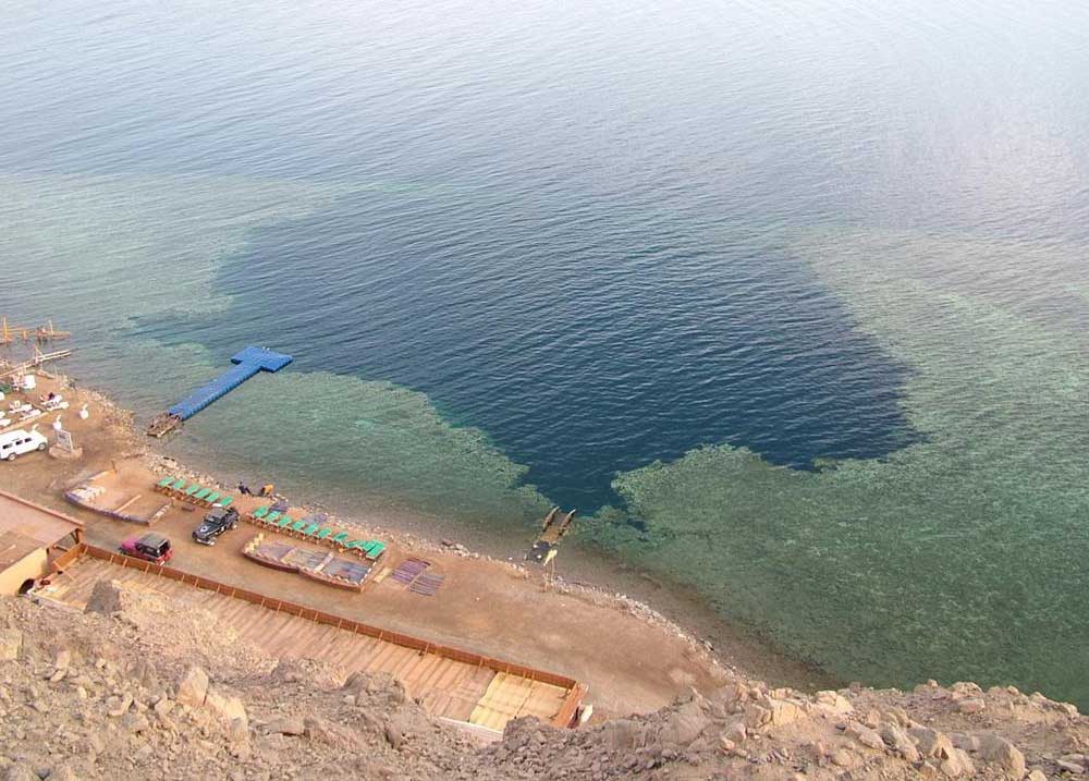 Mısır – Dahab Blue Hole: Kızıl Deniz kıyında bulunan bir çukurdur. 91 metre derinliğindedir ve dünyanın en tehlikeli dalış alanlarındandır.
