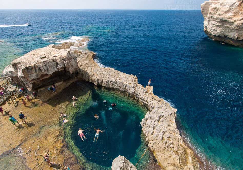 Malta – Gozo Blue Hole: Yaklaşık 10 metre genişliğindedir ve yakın tarihte yıkılan Azur Penceresi’nin yakınındadır.