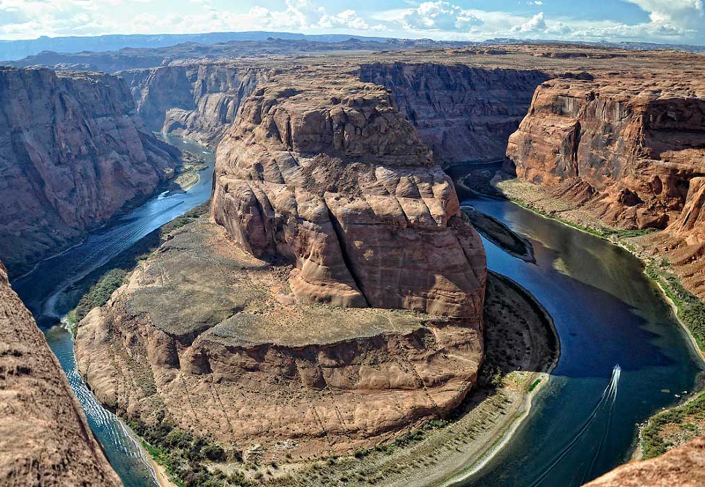 Arizona – Büyük Kanyon: Tam olarak bir çukur olduğu söylenemese bile 1600 metreye kadar varan derinlikleri ile dünyanın en büyük deliklerinden biri olarak