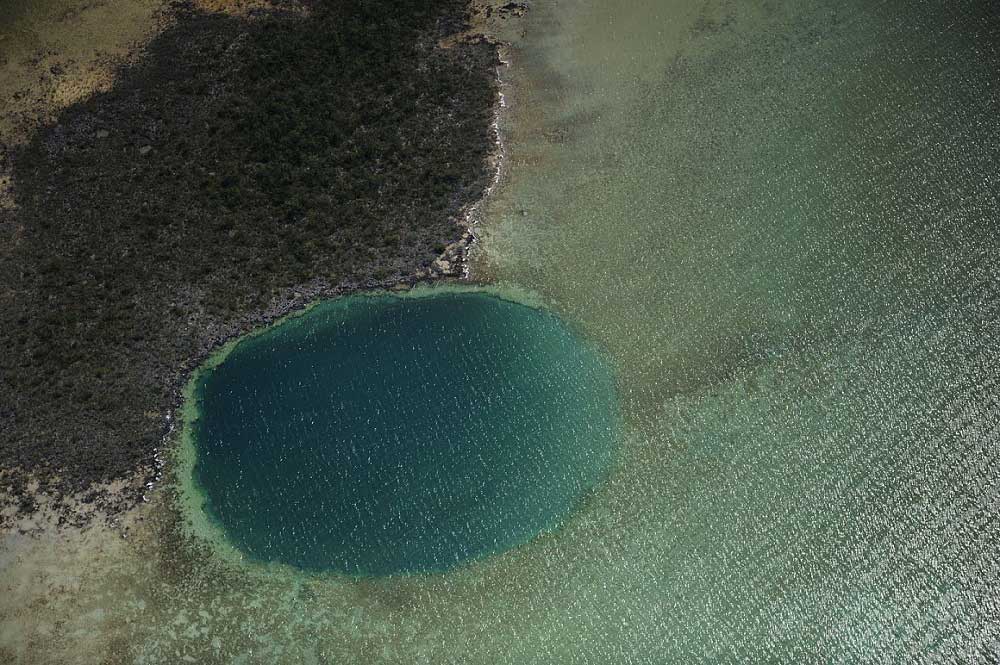 Bahamalar – Captain Bill’s Blue Hole: 134 metre çapındadır ve adadaki gizemli yer altı mağara sistemlerinin bir parçasıdır.