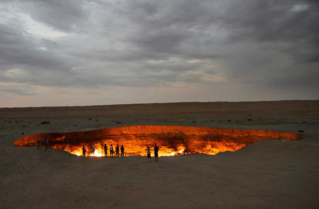 Türkmenistan – Cehennem Kapısı: 1971 yılından beri yanan doğal gaz yatağıdır. 70 metre genişliğinde ve 20 metre derinliğindedir.