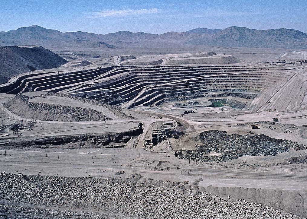 Şili – Chuquicamata: Dünyanın en büyük bakır madenidir. 4300 metre uzunluğunda, 3000 metre genişliğinde ve 850 metre derinliğindedir.