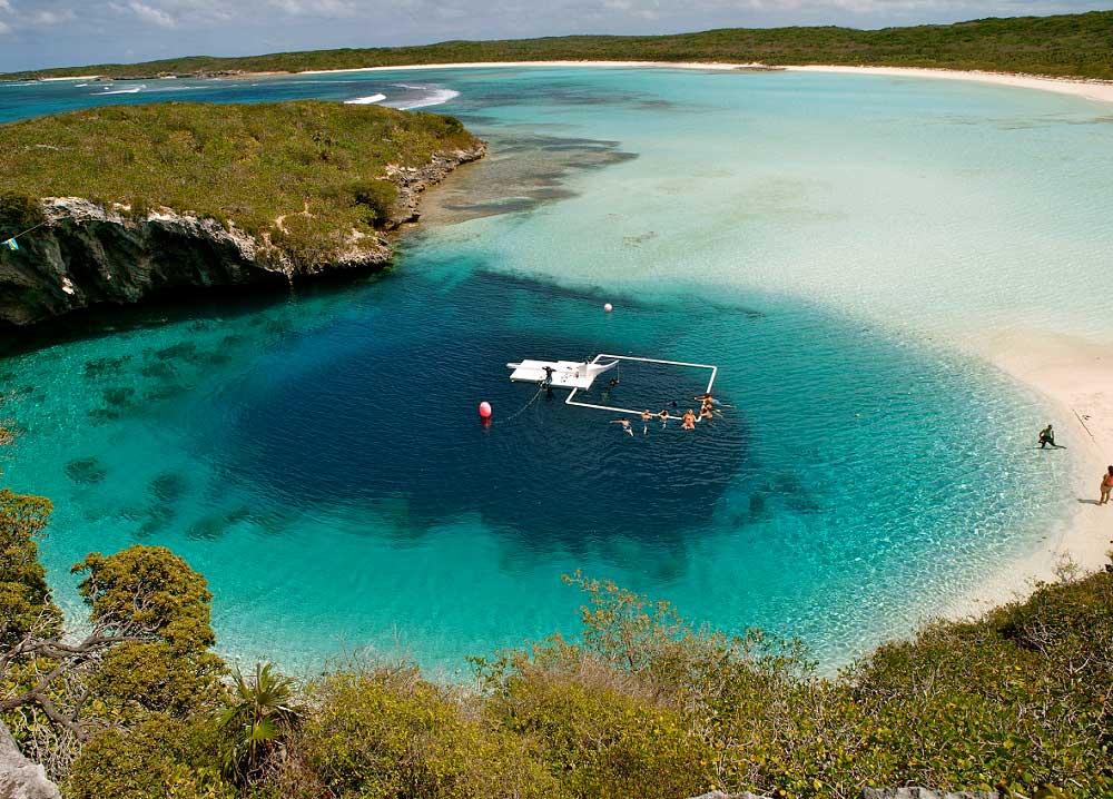 Bahamalar – Dean’s Blue Hole: 198 metre derinliğindedir ve dünyanın en derin ikinci mavi çukurudur.
