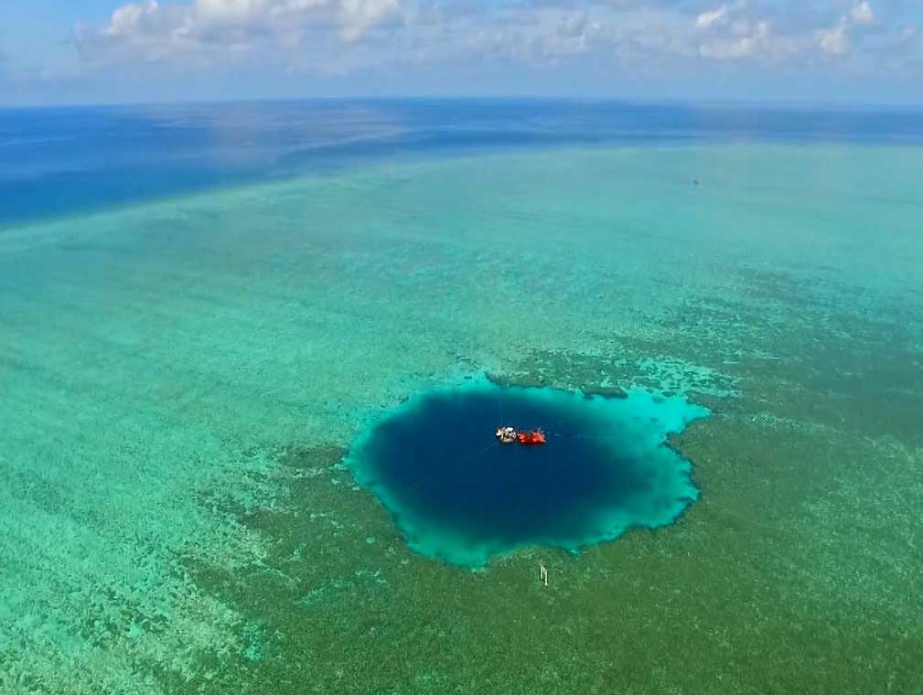 Güney Çin Denizi – Dragon Hole: Dünyanın en derin sualtı obruğudur ve 300 metreden daha derindir.