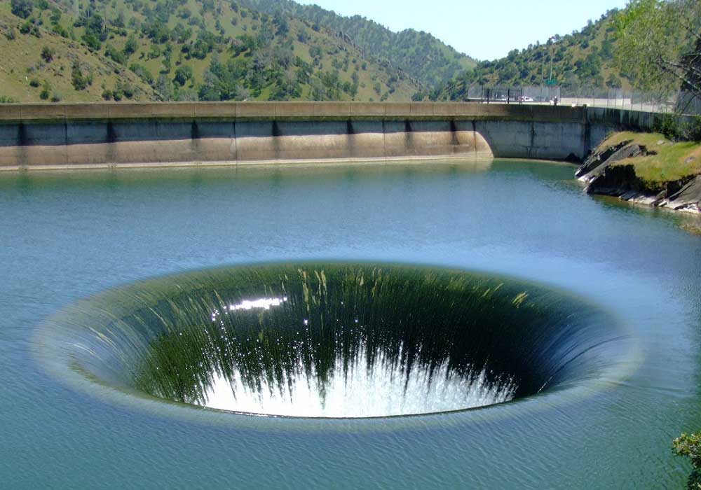 Kaliforniya – Monticello Barajı: Barajın suyunun boşaltılması için yapılan delik, 22 metre çapındadır ve göl yüzeyinden 4 metre yüksektedir. Saniyede 1370 metrek&