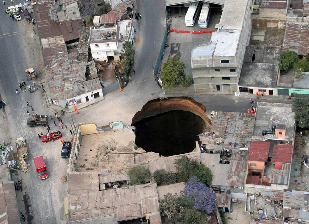 Guatemala – 2007 Obruğu: Lağım suları ile şehrin altyapısını oluşturan kayanın erimesi ile oluşmuş, 100 metre derinliğinde bir deliktir.