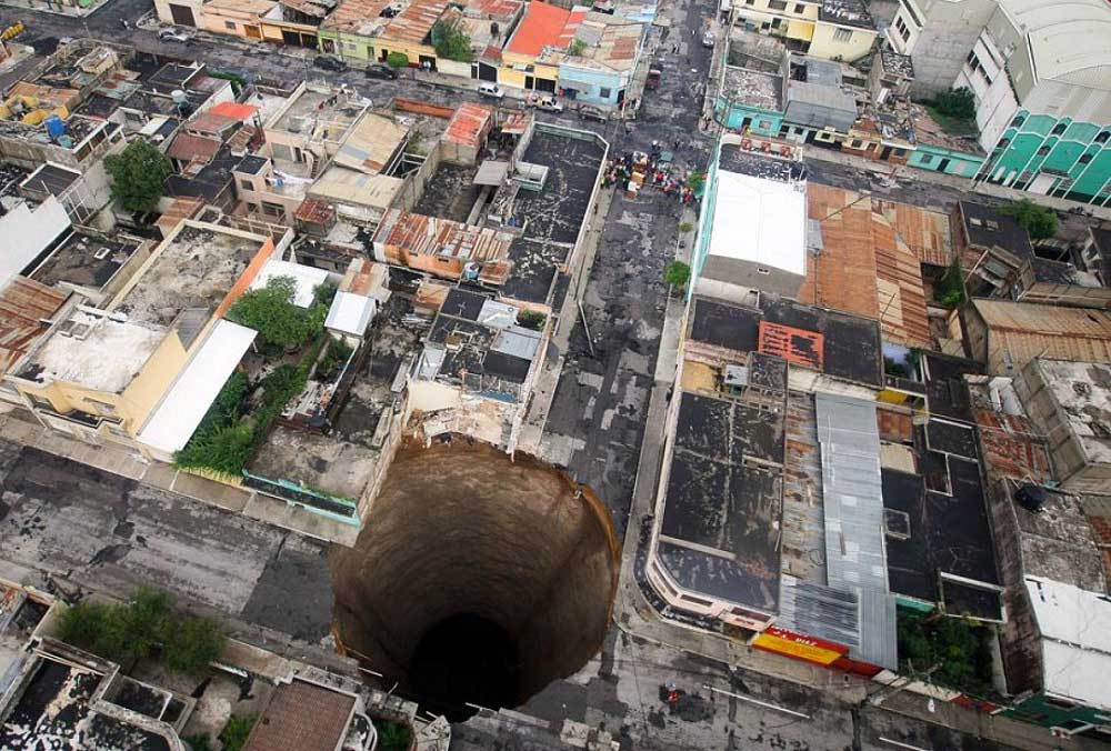 Guatemala – 2010 Obruğu: Guatemala’da 2010 yılında oluşan obruk ise yaklaşık 20 metre çapındadır ve 90 metre derinliğindedir.