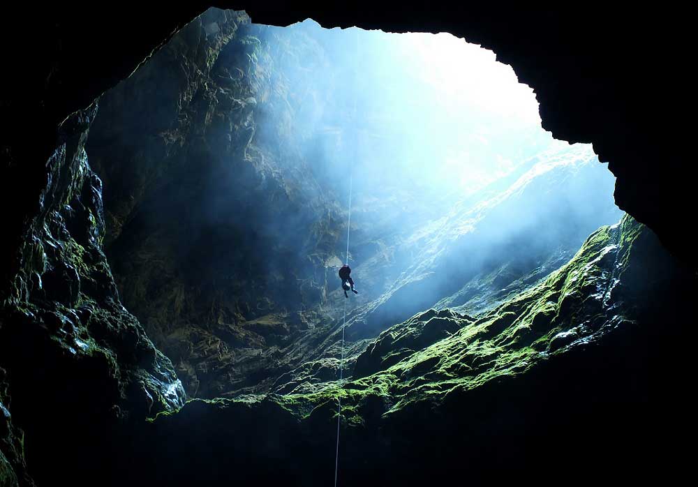 Yeni Zelanda – Harwood Hole: Yüzeyde 50 metre genişliğindedir ve derine inildikçe 180 metreye ulaşmaktadır. Yeni Zelanda’nın en derin dikey kuyusudur.