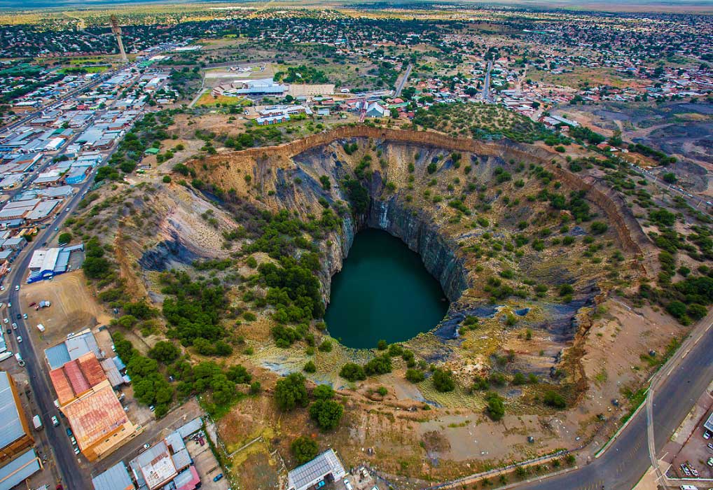 Güney Afrika – Kimberley Madeni: 213 metre derinliğinde, 462 metre genişliğinde insan eliyle kazılmış en büyük deliktir. 2722 kilo elmas çıkarılmış bir madendir.