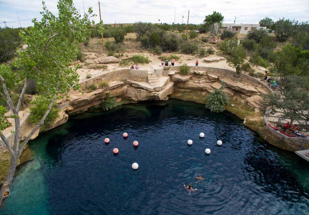 New Mexico – Santa Rosa Blue Hole: Sualtı mağarası olarak bilinir; ama ne kadar derine gittiği bilinmemektedir. 68 metre derinliğe kadar ölçülebilmiştir.