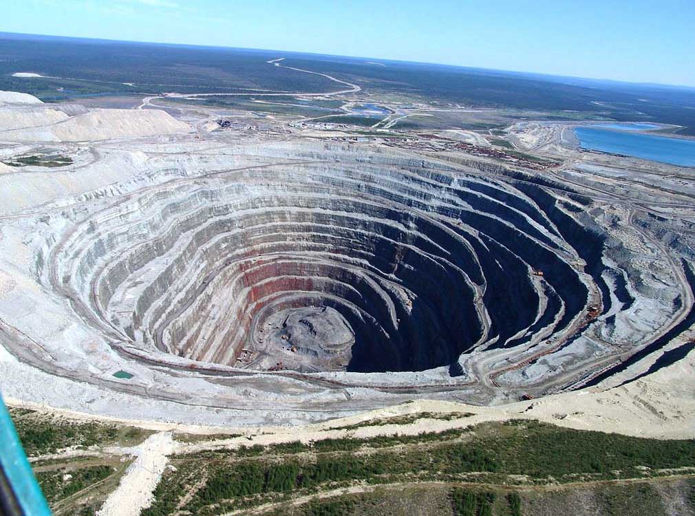 Rusya – Udachnaya Pipe: 600 metre derinliğinde bir elmas madendir. Dünyanın üçüncü en büyük elmas açık ocağıdır.