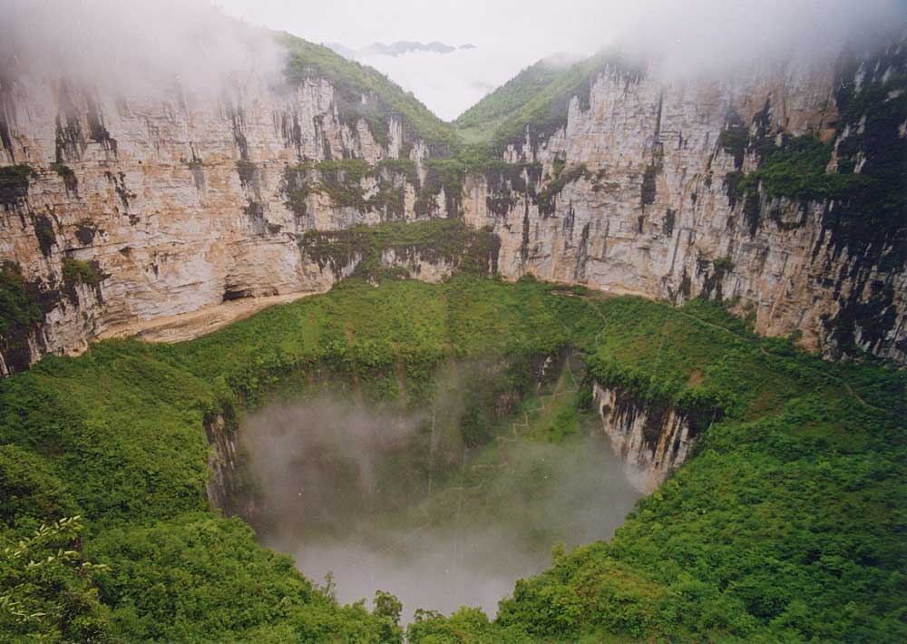 Çin – Heavenly Pit: Dünyanın en derin obruğudur. 626 metre uzunluğunda, 537 metre genişliğindedir. Derinliği ise 511 – 662 metre arasındadır.