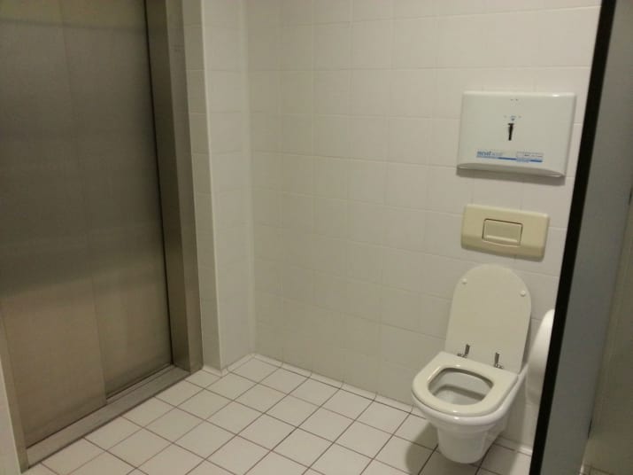 2. Nedeni bilinmez tuvaletteki bu asansör kapısı.