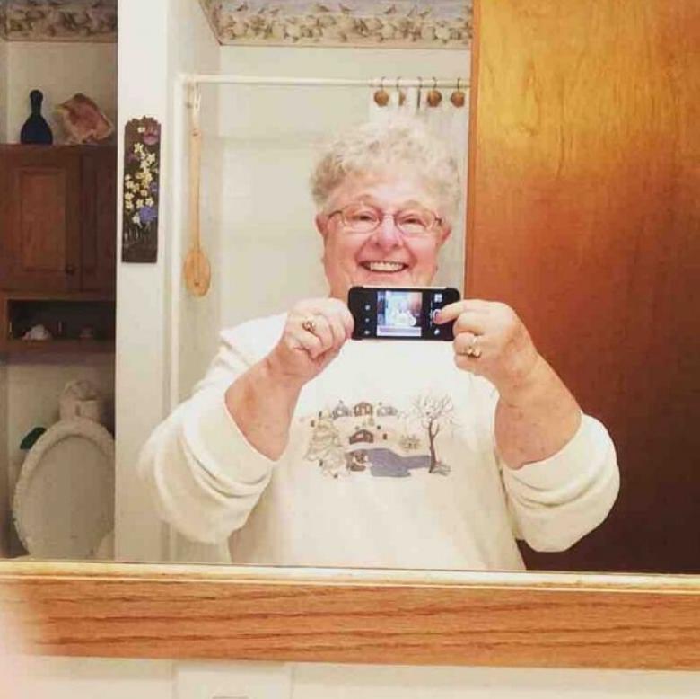 9. İlk selfiesini çeken büyükanne mutlu görünüyor...
