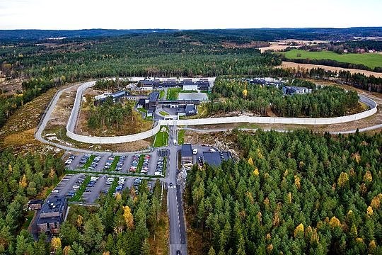 Norveç cezaevleri bilinenden uzak bir yapıda bu tip tesisler şeklinde inşa ediliyor.