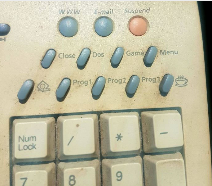 21. 'Eski Samsung bilgisayar klavyesi... Üzerindeki kahve fincanı işaretinin ne anlama geldiğini bilen?'