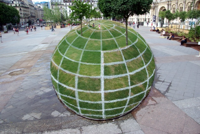 Paris'te garip bir optik illüzyon.