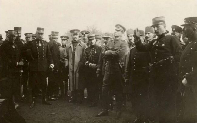 Mustafa Kemal, Picardie Manevraları’nda Fransız Albay Auguste Edouard Hirschauer’in konuşmasını dinliyor.