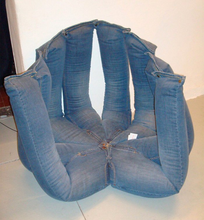Kullanılmayan kot pantolonlardan hazırlanmış bu koltuk